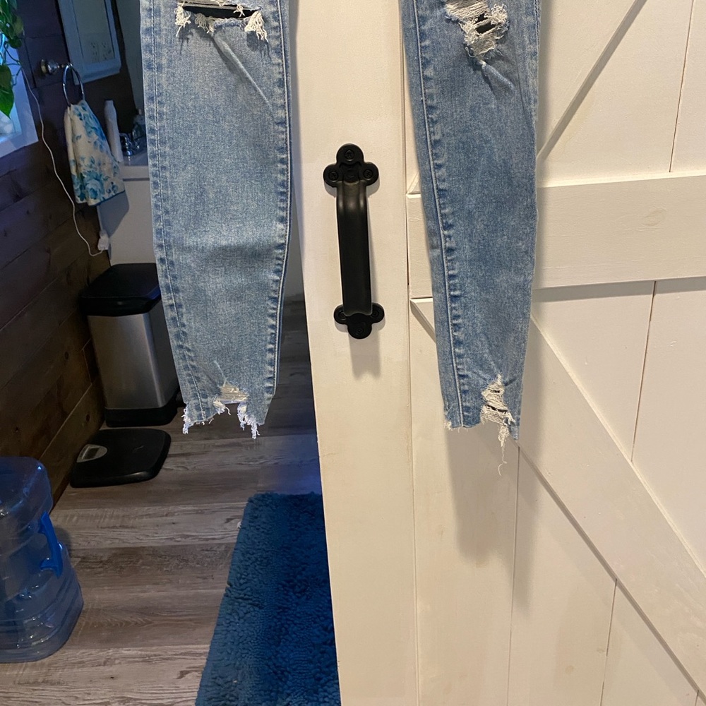 American Eagle Outfitters Ripped Light Blue Ankle Jeans - Picture 4 of 5